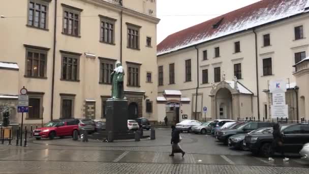 Cracovia, Polonia, Un coche estacionado en una calle de la ciudad — Vídeo de stock