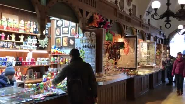 Krakow, Lengyelország, Egy személy áll egy bolt előtt — Stock videók