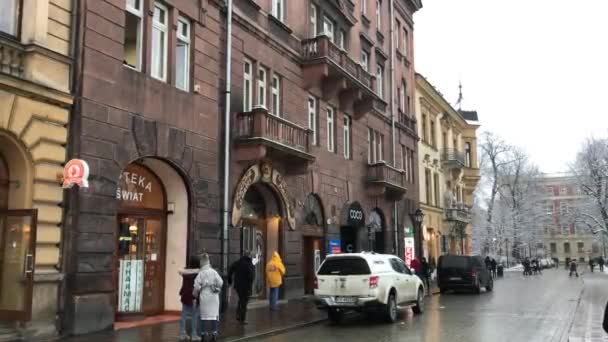 Cracovia, Polonia, Un primer plano de una concurrida calle de la ciudad — Vídeo de stock