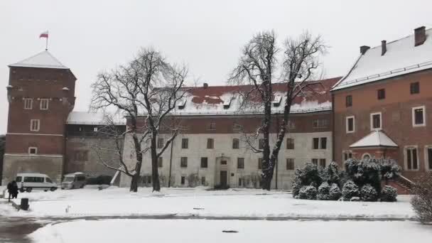 Kraków, Polska, Dom pokryty śniegiem — Wideo stockowe