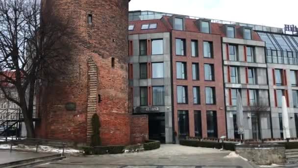 Gdansk, Pologne, Un grand bâtiment en brique — Video