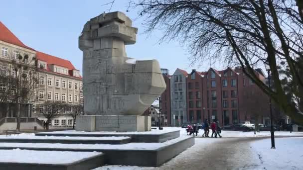 Gdańsk, Polska, Duży kamienny posąg przed budynkiem — Wideo stockowe