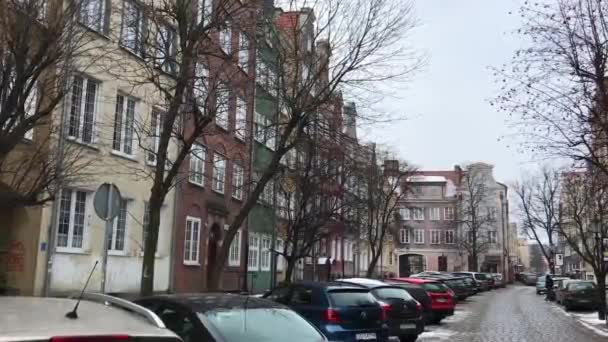 Gdańsk, Polska, Samochód zaparkowany przy ulicy miejskiej — Wideo stockowe
