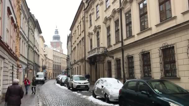 Krakow, Lengyelország, Egy autó parkol a város utcájában — Stock videók