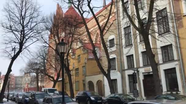 Gdansk, Polen, Een auto geparkeerd op een straat in de stad — Stockvideo