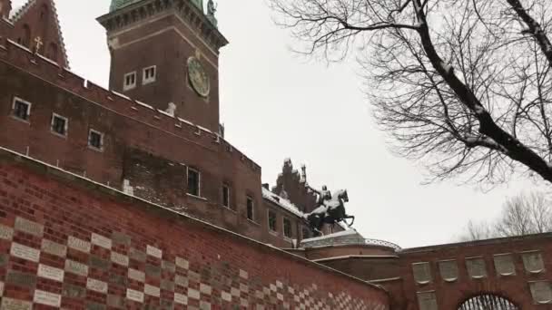 Kraków, Polska, Duży murowany budynek z wieżą zegarową — Wideo stockowe