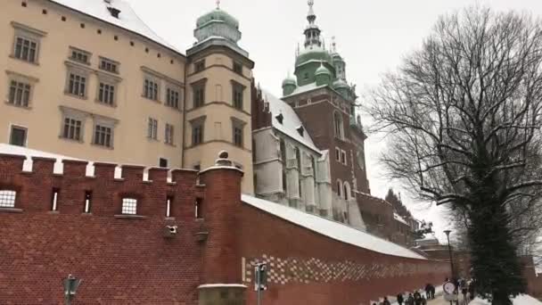 Cracovia, Polonia, Un gran edificio de ladrillo — Vídeos de Stock