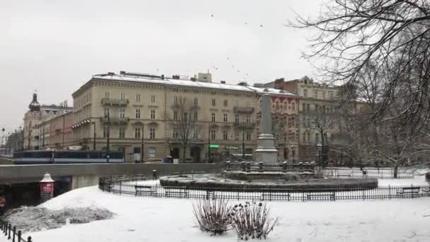 Cracovia, Polonia, Un edificio cubierto de nieve — Vídeo de stock