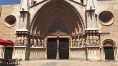 Tarragona, İspanya, büyük bir taş bina.