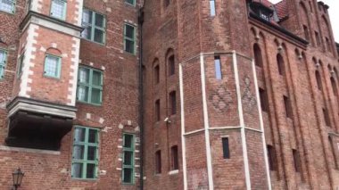 Gdansk, Polonya, uzun kahverengi tuğlalı bir bina
