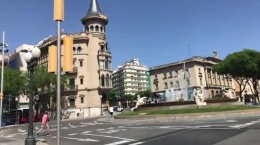 Tarragona, İspanya, arka planda Palais de Rumine 'in olduğu işlek bir şehir sokağına yakın çekim.