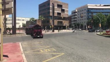 Tarragona, İspanya, işlek bir şehir caddesine yakın çekim