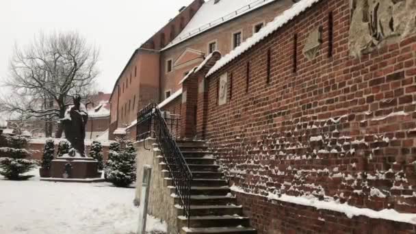 Cracovia, Polonia, Un edificio de ladrillo — Vídeos de Stock