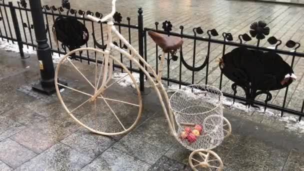 Cracovia, Polonia, Una bicicleta con una cesta en una silla de madera — Vídeos de Stock