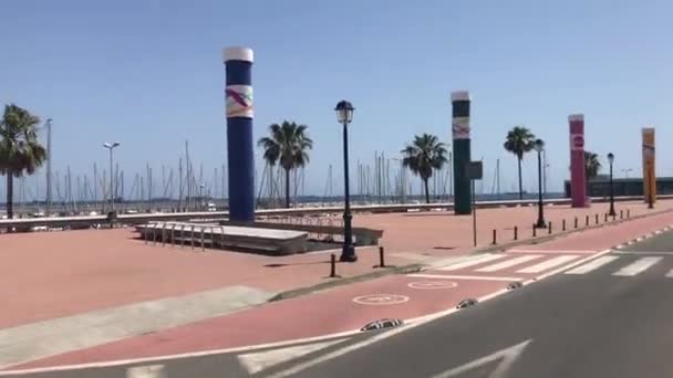 Tarragona, Ισπανία, Μια πινακίδα στην άκρη ενός δρόμου — Αρχείο Βίντεο