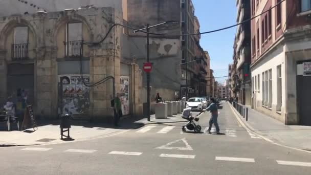 Tarragona, Spanje, 30 juni 2019: Een close-up van een drukke stadsstraat — Stockvideo