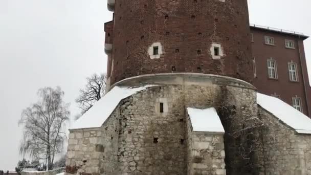 Krakau, Polen, Ein großes Backsteingebäude mit Uhrturm — Stockvideo