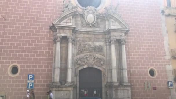 Tarragona, Espanha, Um close de um edifício de tijolos — Vídeo de Stock
