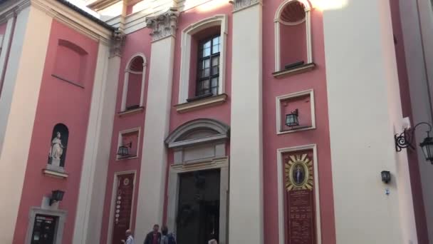 Warszawa, Pologne, Une personne debout devant un bâtiment — Video