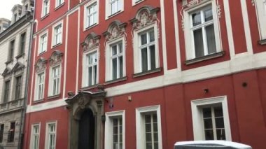 Krakow, Polonya, büyük tuğla bir bina.