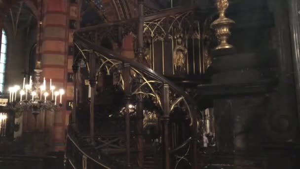 Kraków, Polska, żyrandol ze świecami w kościele — Wideo stockowe