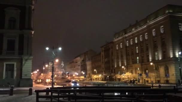 Cracovie, Pologne, Un bâtiment illuminé la nuit — Video