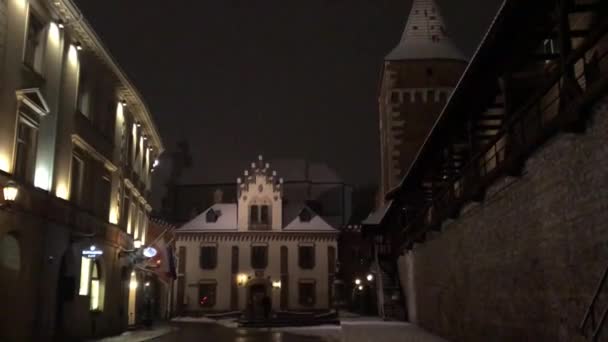 Cracovie, Pologne, Un panneau sur le côté d'un bâtiment — Video