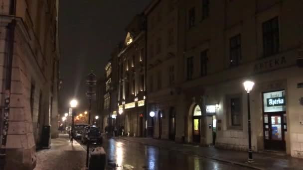 Cracovie, Pologne, Une devanture de magasin la nuit — Video