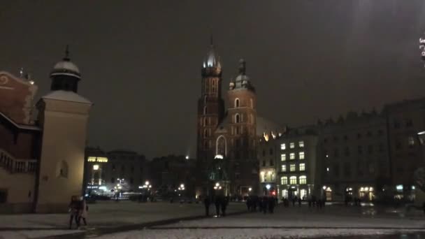 Cracovie, Pologne, 20 février 2017 : Une tour qui a un panneau sur le côté d'un bâtiment — Video