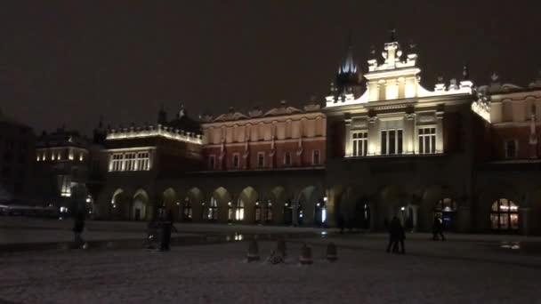 Cracovia, Polonia, Un gran edificio en el fondo — Vídeos de Stock