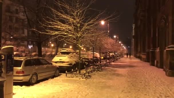 Krakow, Polonya, Binanın kenarına park edilmiş bir araba — Stok video