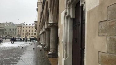 Krakow, Polonya, büyük tuğla bir bina.