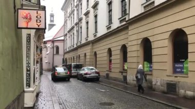 Krakow, Polonya, kaldırımda bir grup insan