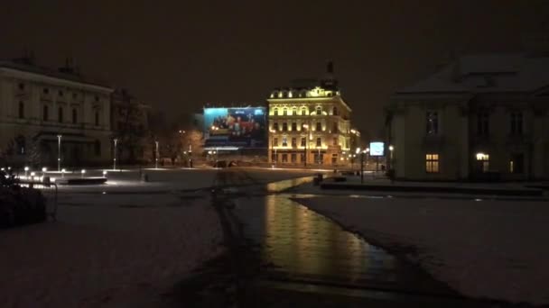 Krakau, Polen, Een gebouw verlicht 's nachts — Stockvideo