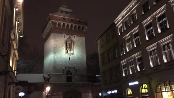 Cracovie, Pologne, Un panneau sur le côté d'un bâtiment — Video