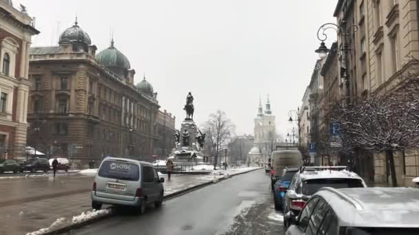Kraków, Polska, Samochód zaparkowany przy ulicy miejskiej — Wideo stockowe