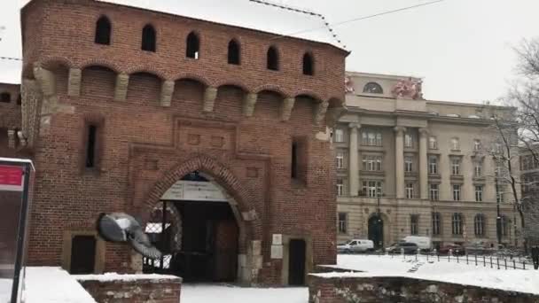 Cracovia, Polonia, Un gran edificio de ladrillo — Vídeo de stock