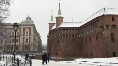 Krakow, Polonya, 20 Şubat 2017: Bir grup insan bir binanın önünde yürüyor