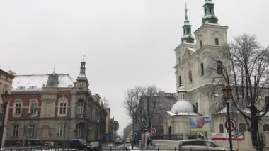 Krakow, Polonya, Binanın kenarında saati olan bir kilise