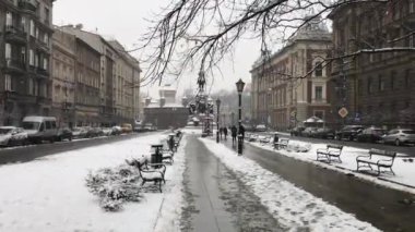Krakow, Polonya, Karla kaplı bir şehir caddesi