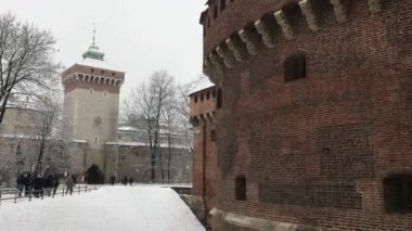 Krakow, Polonya, büyük tuğla bir bina.