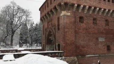Krakow, Polonya, karla kaplı büyük bir tuğla bina