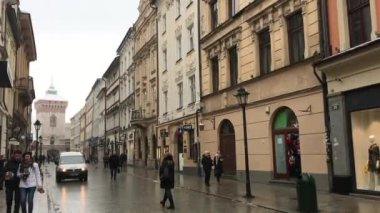 Krakow, Polonya, 20 Şubat 2017: Bir şehir caddesinde yürüyen bir grup insan