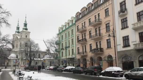 Cracovie, Pologne, Une voiture garée dans une rue de la ville — Video