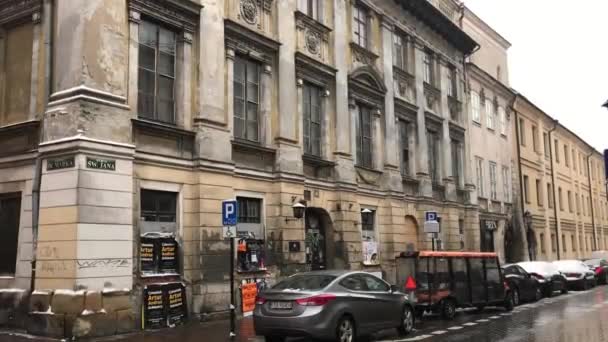 Cracovia, Polonia, 20 de febrero de 2017: Un coche estacionado en una calle de la ciudad — Vídeo de stock