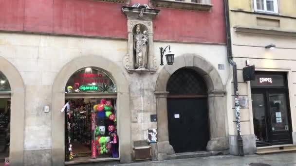 Cracovia, Polonia, 20 de febrero de 2017: Una persona de pie frente a un edificio — Vídeo de stock