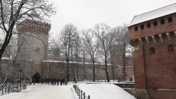 Krakow, Polen, Ett hus täckt av snö — Stockvideo