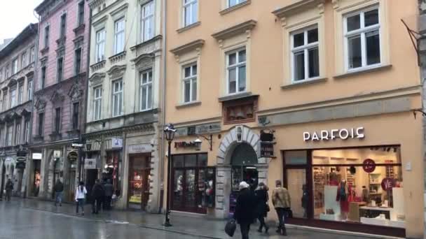 Kraków, Polska, 20 lutego 2017: Grupa ludzi idących ulicą przed budynkiem — Wideo stockowe