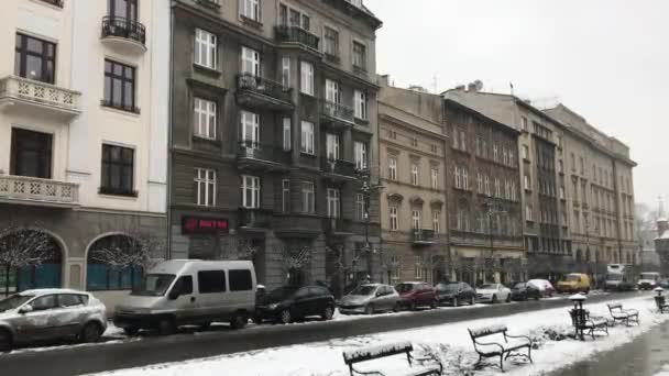 Cracovie, Pologne, Une voiture garée sur le côté d'un bâtiment — Video