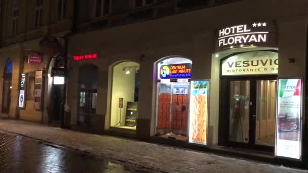 Krakov, Polsko, 20. února 2017: Obchod uvnitř budovy — Stock video